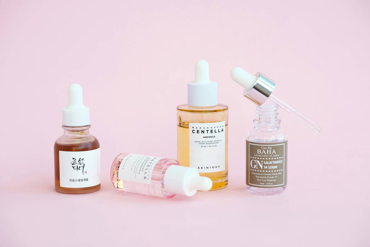 Infographic showing ideal hydrating body butter formula: 40% occlusives (shea/cocoa butter), 30% emollients (jojoba/ceramides), 20% humectants (glycerin), 10% other