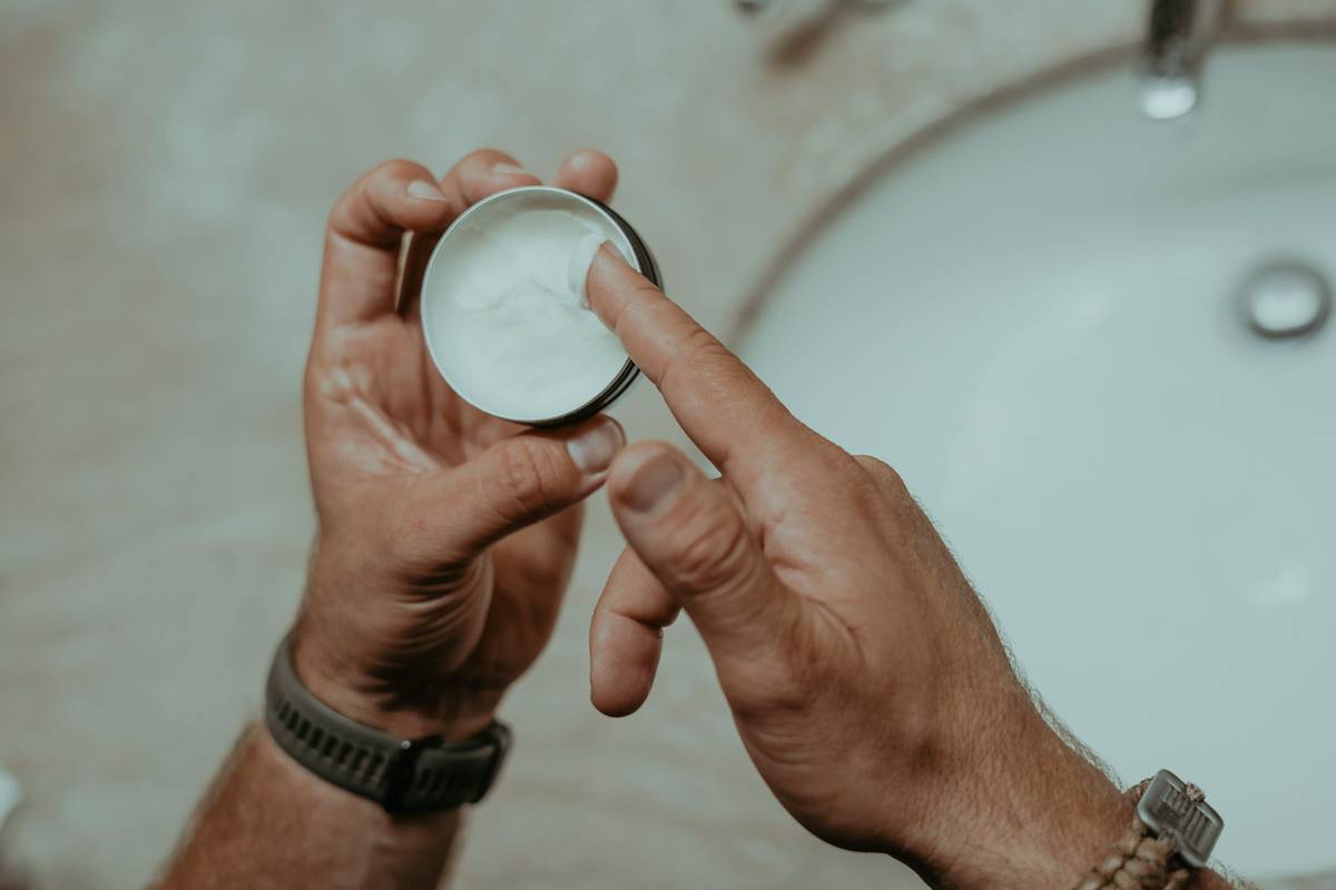 Infographic comparing effective vs ineffective ingredients in body butter for aging skin